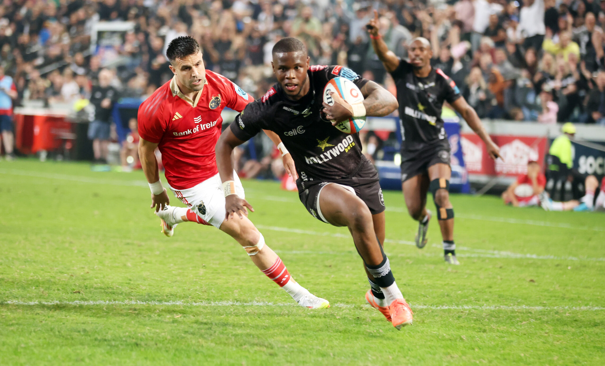 Aphelele Fassi is on his way to scoring a try.